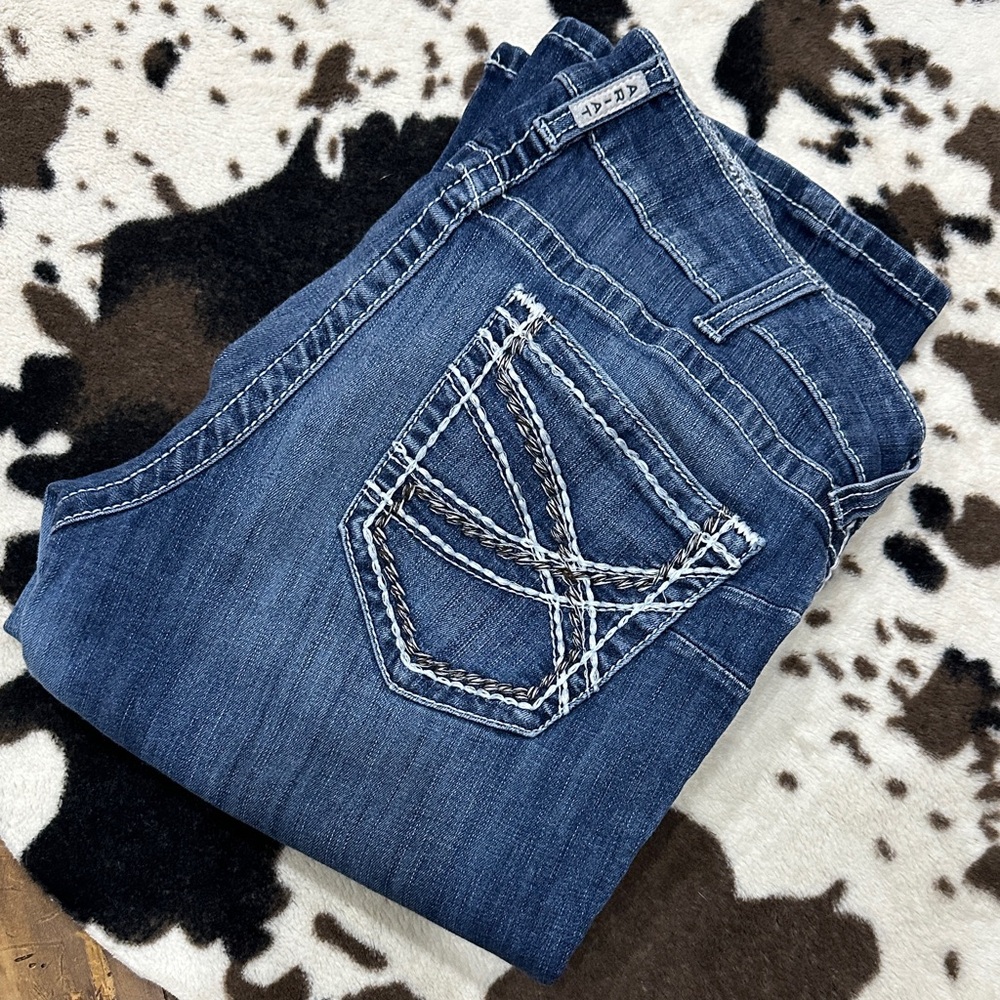 32L Women’s Ariat mid rise boot cut jeans. In good condition. No stains